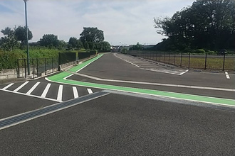 バス停留所・大駐車場